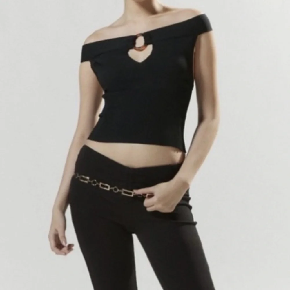 Silence + Noise Urban Outfitters Black Off-Shoulder Top with Cutout Detail - Picture 2 of 4